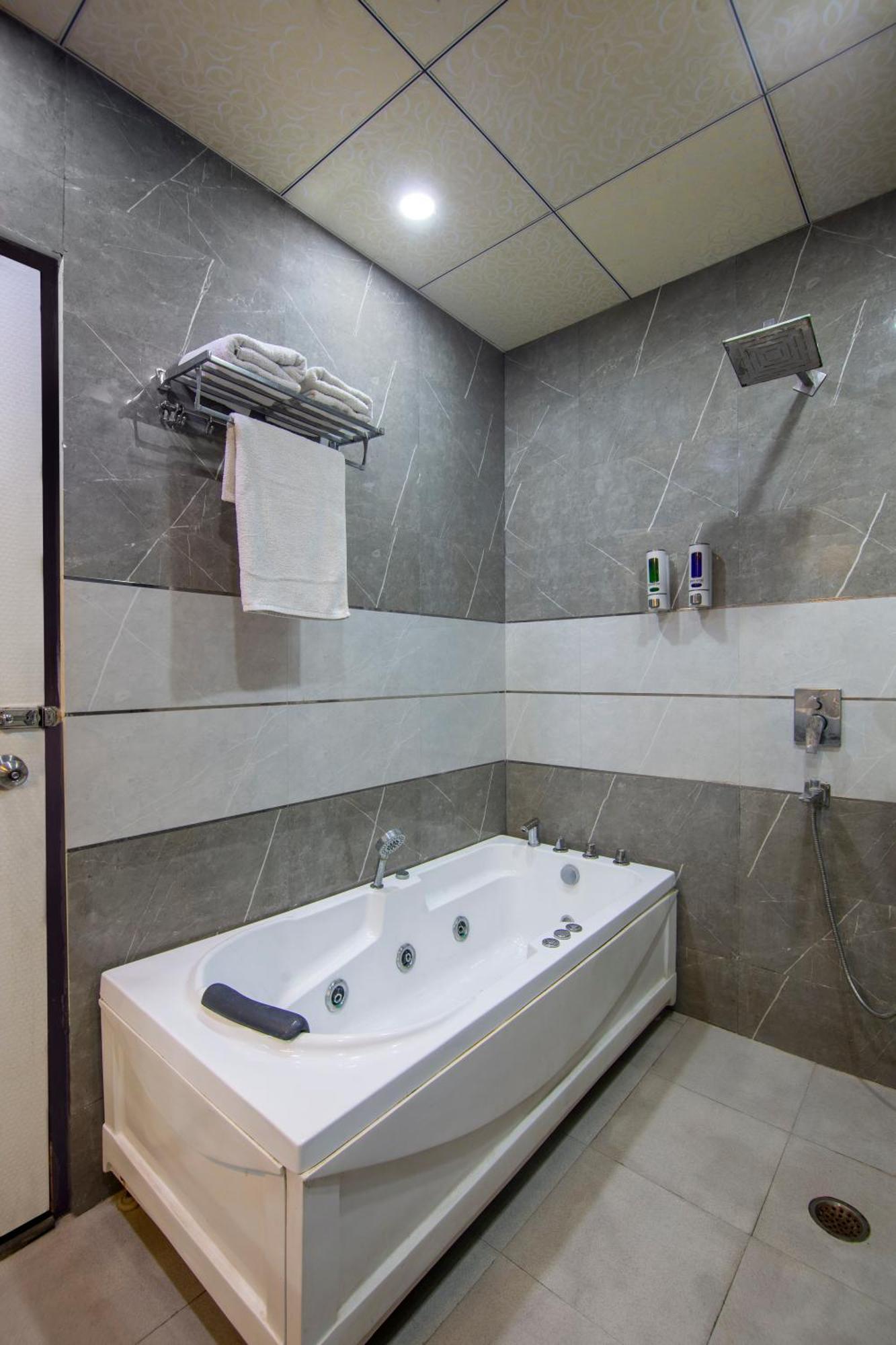 Shree Jee Hotel - Nit Faridabad Buitenkant foto